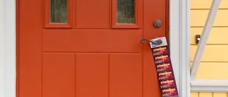 Företag hänger reklam på dörren – Eskilstunabor oroliga för inbrott