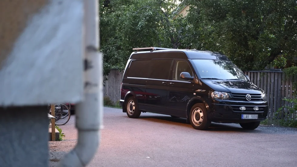 Under helgen påträffades en man avliden i en bostad i centrala Flen. Polisen har inlett en förundersökning om misstänkt mord.