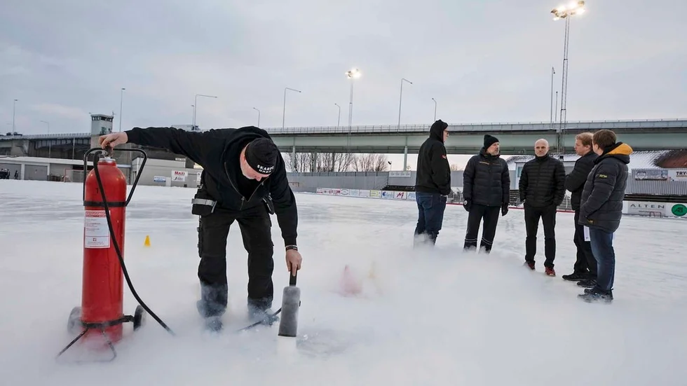 En och en halv timme innan match slet vaktmästarna på Kungälvs hemma arena Skarpe Nord med att få isen spelbar. Man använde bland annat kolsyra för kyla ned isen.