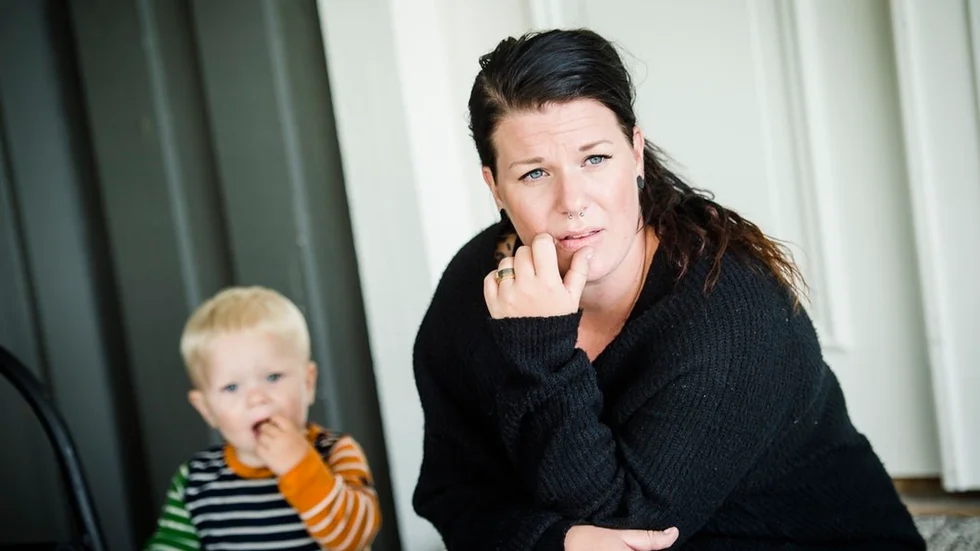 Frida Lantz är förbaskad över den bild Oxelösunds kommun förmedlar om att man i stort sett klarar att hålla gränsen för plats till förskolan inom fyra månader. Hon fick vänta åtta månader för en plats åt sonen Lennox och tvingades ta av sina sparpengar för att vara hemma.