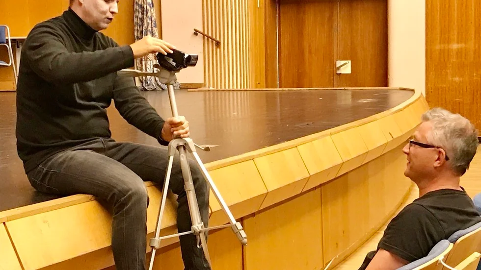 På en scen, var en av platserna som skulle finnas med i filmen. Marcus Enqvist och Morgan Hammarlund sökte sig till Tallåsaulans scen där de spelade in delar av sin tävlingsfilm.