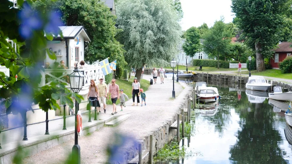 Sommaren kom med ett snabbt plums. Och redan har turisterna strömmat till Trosa, men flera restauranger blev tagna på sängen och har fortfarande inte öppnat.