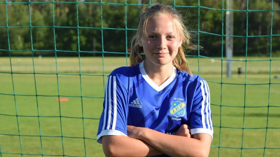 Ella Wallmark spelar mittback i det lag som tog hem en regional serie där Viljan mötte klubbar från Västmanland, Närke och Sörmland.
