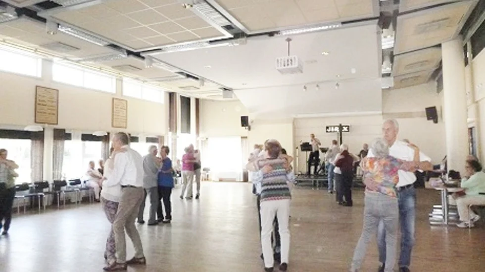 PRO:s mest uppskattade aktivitet är när det anordnas dans. Här dansar pensionärerna på Hjorten till Jirix orkester som anordnades av PRO Brandkärr i april.