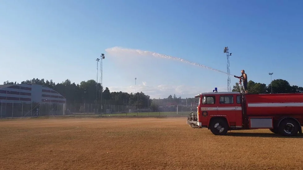 Under sommaren har fotbollsplanerna på Rosvalla i Nyköping vattnats med havsvatten.