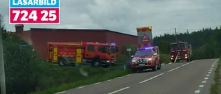 Grävmaskin fattade eld nära ladugård i Axala