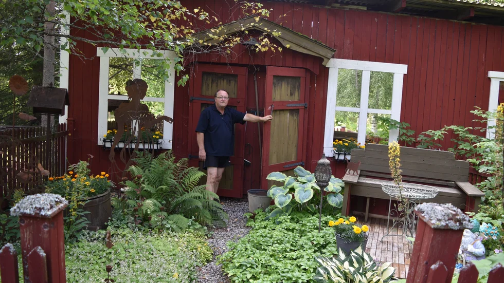 Skuggträdgården anlades med ett uthus som fond. Men både fönster och dörr är en illusion.