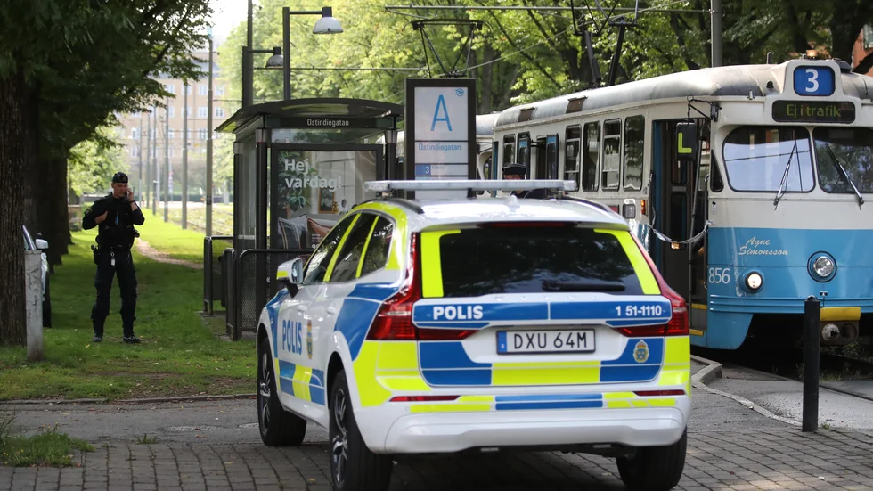 Polis vid hållplatsen Ostindiegatan, där skottlossningen skedde. Spårvagnen har tagits i beslag för teknisk undersökning.