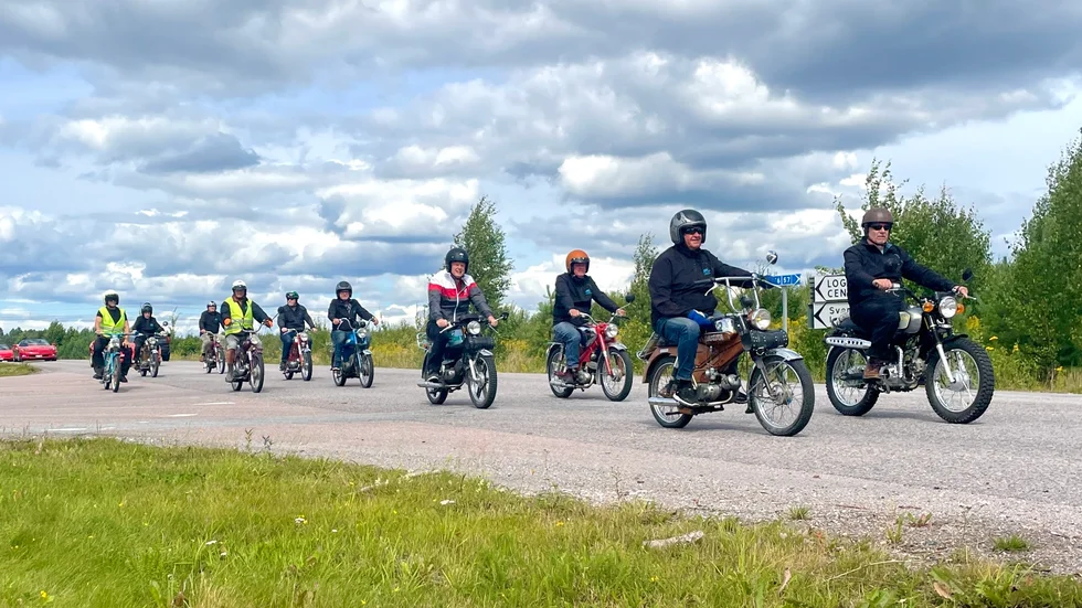 Här ett gäng entusiaster som kom brummande på Österleden. 