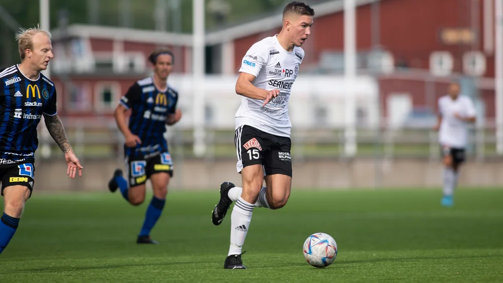 Alem Nezirevic gjorde en utmärkt insats på sin högerbackplats. Dessutom bjöd han på ett antal offensiva räder och publikfriande finter.