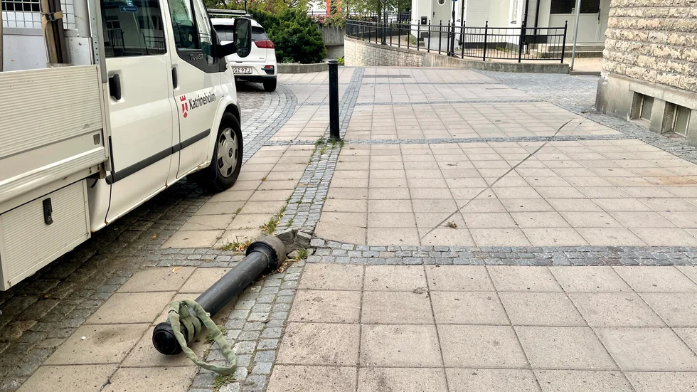 En pollare kördes ned innan den nattliga bilfärden slutade i fasaden till Kullbergska huset. 