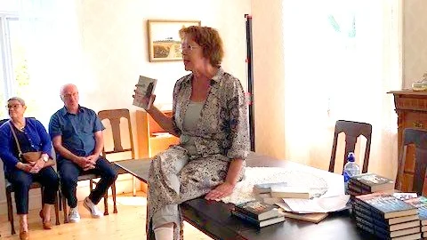 "Vad gör historien med oss och hur påverkar den vår nutid?" Det var några av de frågor Tove Alsterdal berörde under sitt besök i Karungi där hon har sina rötter på mammans sida.