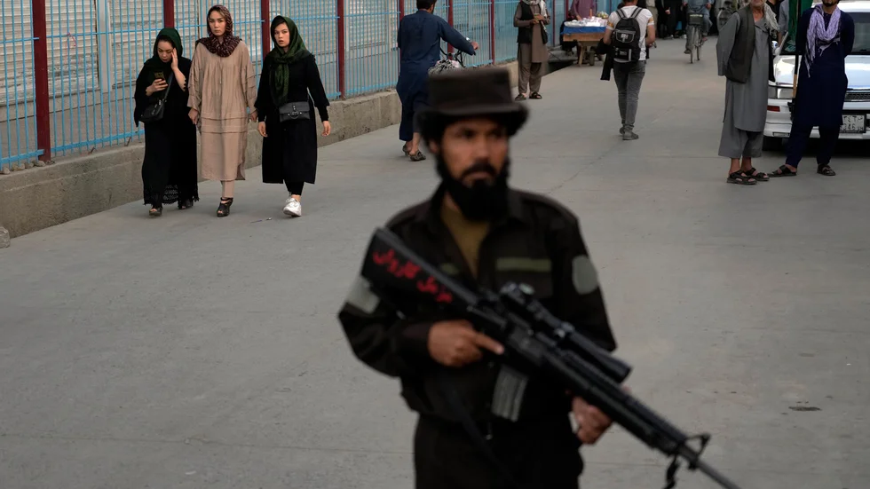 Taliban på vakt i området Dasht-e-Barchi i Afghanistans huvudstad Kabul den 7 augusti. Arkivbild.