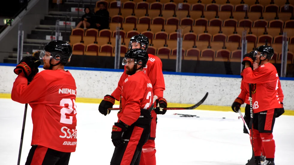 Jack Connolly tittar på under Luleå Hockeys ispremiär. Hans partnerskap med Brendan Shinnimin såg lovande ut. 