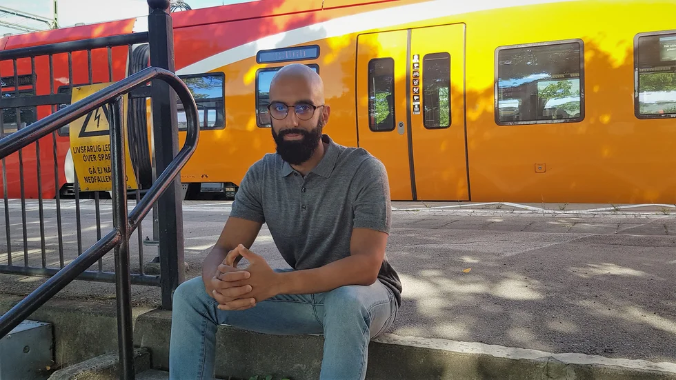 "Föräldrarna måste ha koll på sina barn på kvällen och natten. All vandalisering vid Vikingstad station händer då", säger Pouya Gazerzadeh som har skrivit till kommunen.