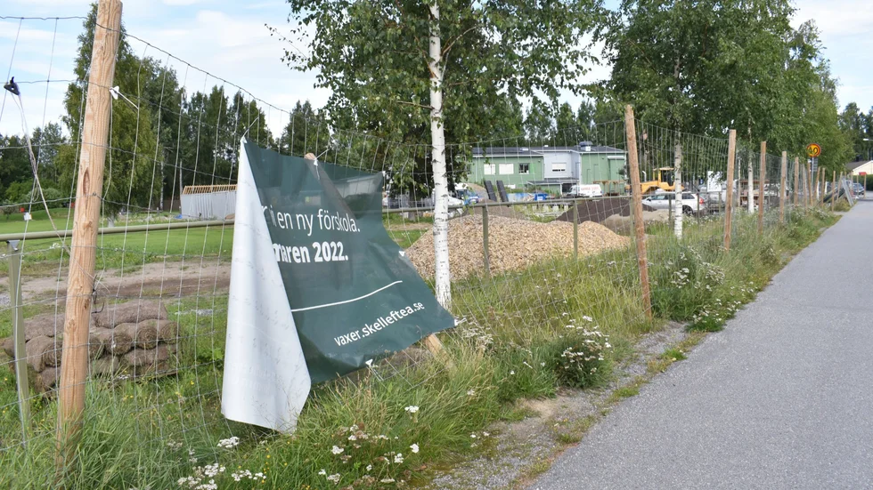 Nej, arbetena blev inte klara till sommaren 2022. Än fattas stora delar av gården på Brännans förskola.