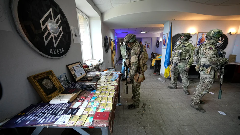 Ryska soldater inspekterar Azovregementets tidigare bas. Bilden togs vid en pressresa ordnad av ryska försvarsdepartementet i maj.