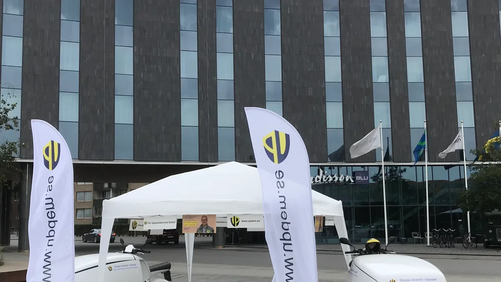 Utvecklingspartiet demokraternas valtält och elmopeder. 