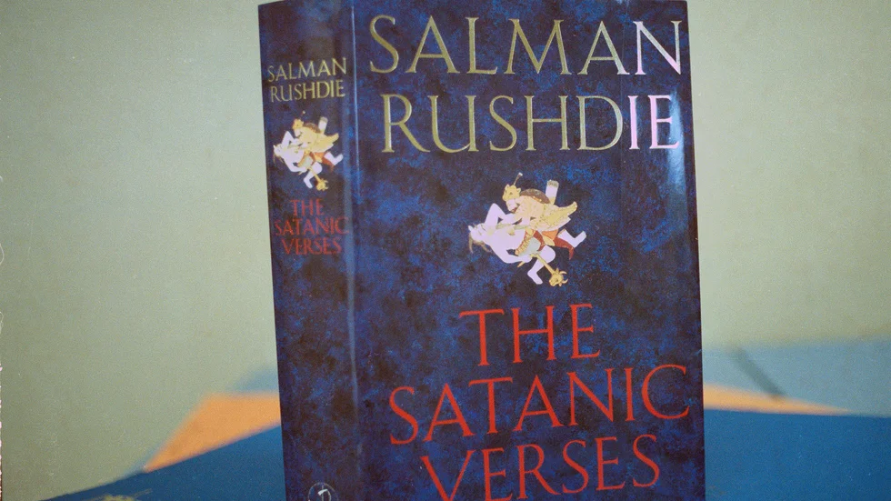 "Satansverserna" toppar flera bokhandlares listor efter fredagens attack på författaren Salman Rushdie.