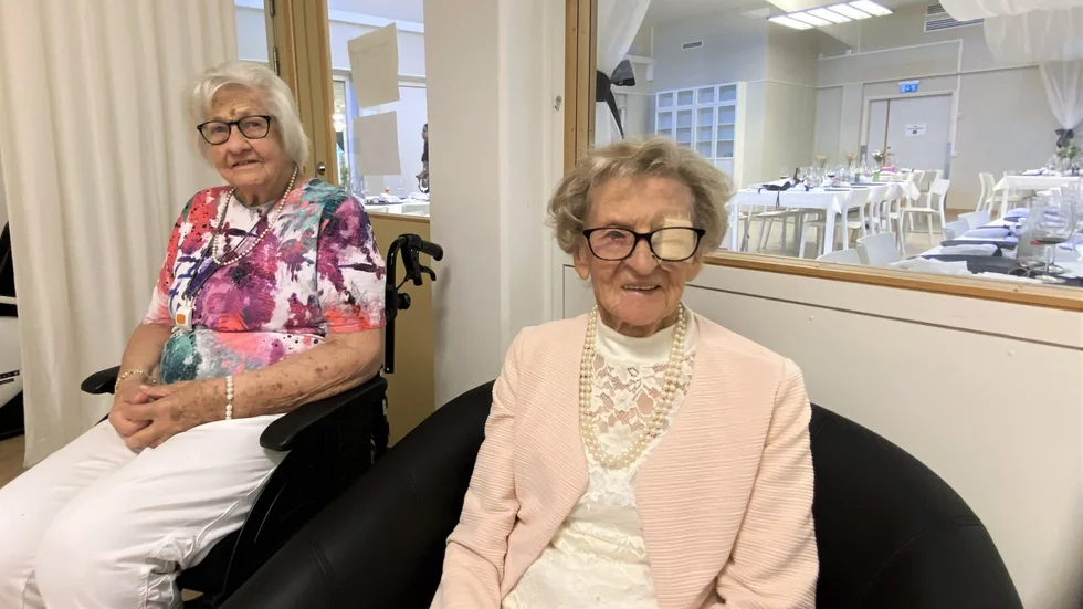 Ingrid Johansson, 91, och Rut Nilsson, 101, sitter gärna uppe sent på kvällarna och pratar minnen. 