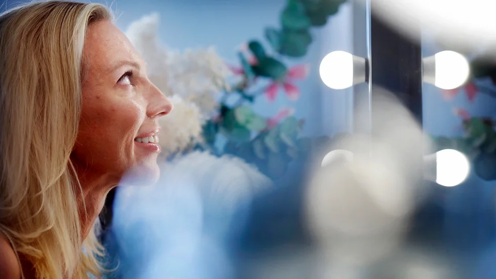 Under sina tio år i branschen har Sandra Edlund, permanent makeup- artist, förespråkat ett naturligt skönhetsideal. "Folk gör injektioner som går wild and crazy. Jag tar avstånd från det extrema."