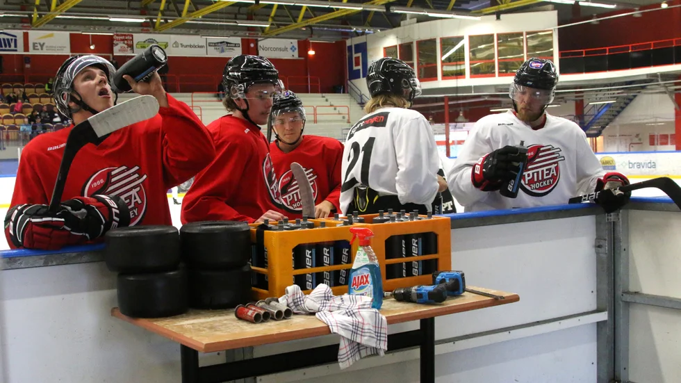 Piteå Hockey laddar för en ny säsong i Hockeyettan. Första ispasset innebar hög fart, så visst behövdes det fyllas på med vatten och sportdryck mellan varven. 