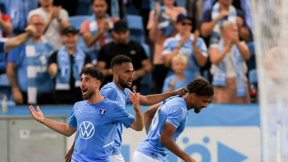Moustafa Zeidan, Isaac Kiese Thelin och Joseph Ceesay jublar efter 1–0 under torsdagens kvalmatch till Europa League mellan Malmö FF och Dudelange.