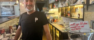 Elias driver restaurang på centralstationen – använder dricksen till kaffe för den som inte har råd