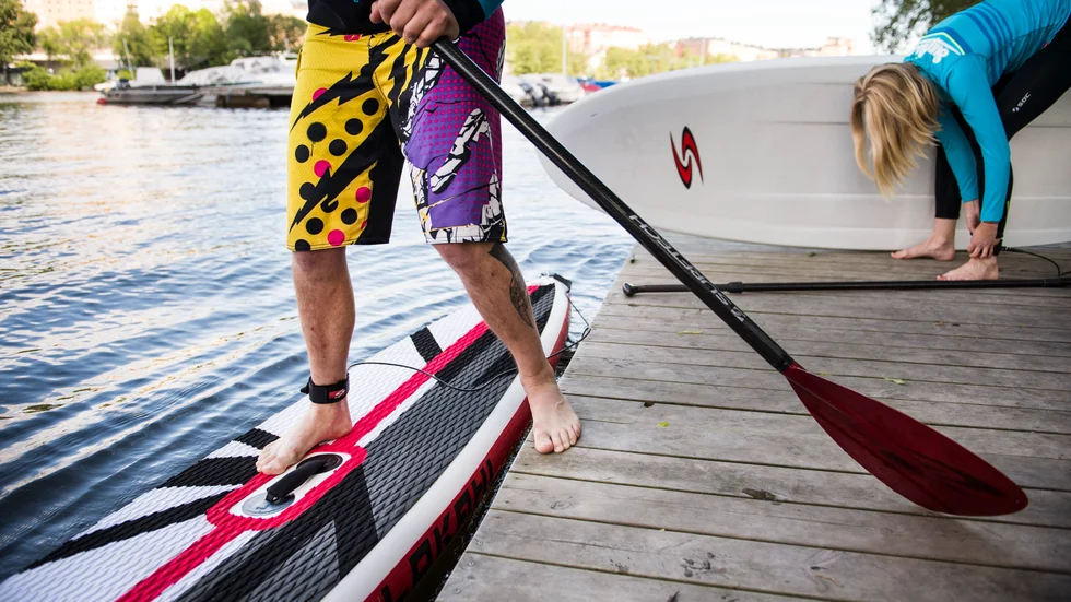 Stand up paddle board kan beskrivas som en blandning mellan surfing och paddling. Sporten utförs ståendes på en surfbräda med en lång paddel.