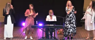 Se Decibellas tolkning av "I Knew you were Waiting"