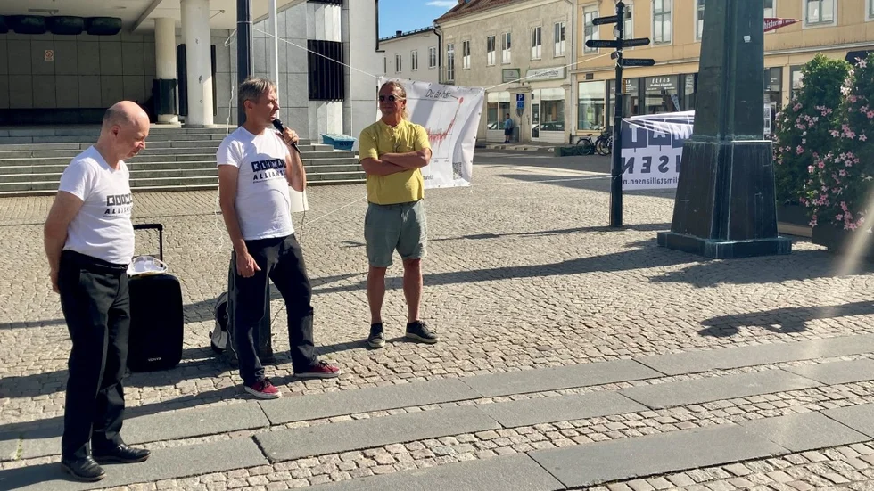 Klimatalliansen besökte Nyköping på måndagen då talespersonen Pontus Bergendahl spred deras budskap på Stora torget. Ackompanjerad av Stefan B Nilsson från Klimatalliansen Mitt (vänster) och Peter Sillén från Klimatalliansen Nyköping (höger).