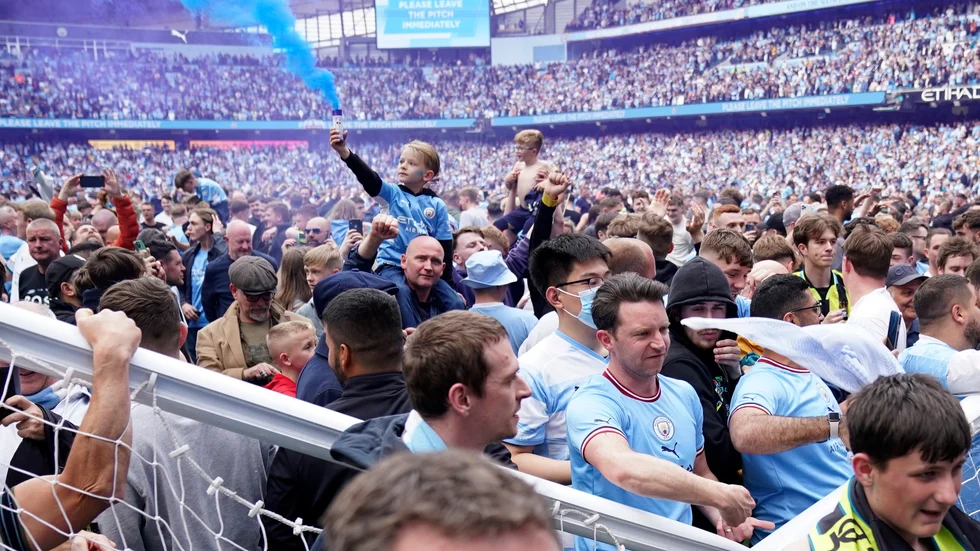 Manchester City firar titeln med supportrar på innerplan. Arkivbild.