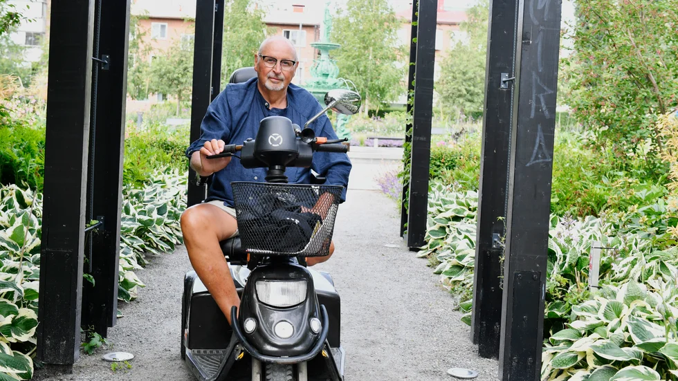Melker Jonsson kan inte gå runt, men på sin permobil har han tagit sig an Hittaut.