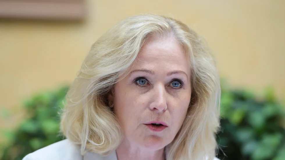 Kulturminister Jeanette Gustafsdotter (S) under regeringens sommarfika.