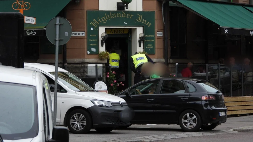 Polis på plats efter att ha larmats till Highlander Inn i centrala Norrköping.