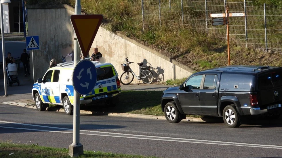Polis på plats vid olycksplatsen.