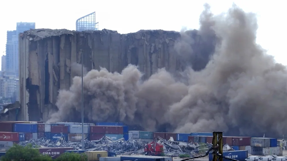 Damm stiger upp från silos i hamnen i Beirut. En del av Beiruts massiva spannmålssilos kollapsade på söndagen efter en brand.