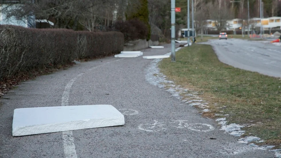 I Laggarhult i Katrineholm blåste byggmaterial från det pågående bygget i kvarteret Havsörnen omkring.