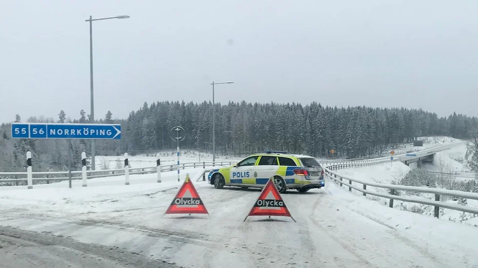 Polisen spärrade av väg 55 genom att ställa en polisbil vid påfarten vid Glysa-rondellen.