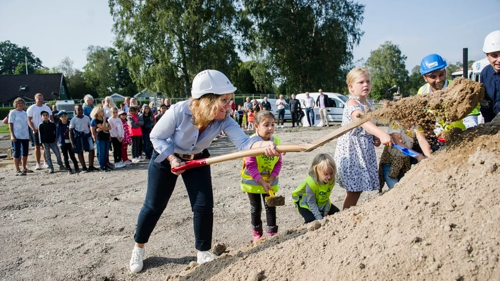 En stor del av de upplånade pengarna kommer att gå till Oxelöskolan som byggs på Frösängs gärde. Här tar kommunstyrelsens ordförande Catharina Fredriksson (S) första spadtaget.