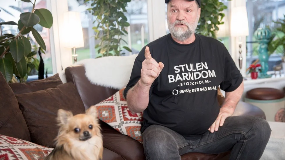 Lasse Waerner växte upp i fosterhem på flera olika ställen i Sverige. Den vanvård han utsattes för har präglat honom för livet. Sedan några år bor han i Julita.