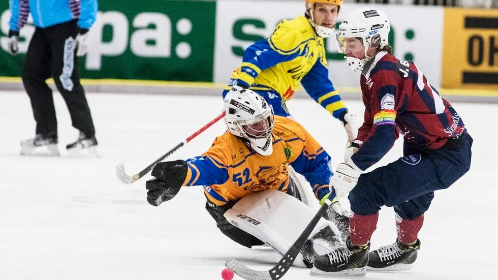 I det allsvenska kvalet förra vintern spelade Philip Zander med Skirö AIK – mot KVBS. Nu har han gett klartecken och ställer upp för KVBS i de fyra kommande matcherna, minst. Därmed är målvaktskrisen i KVBS i alla fall tillfälligt löst.
