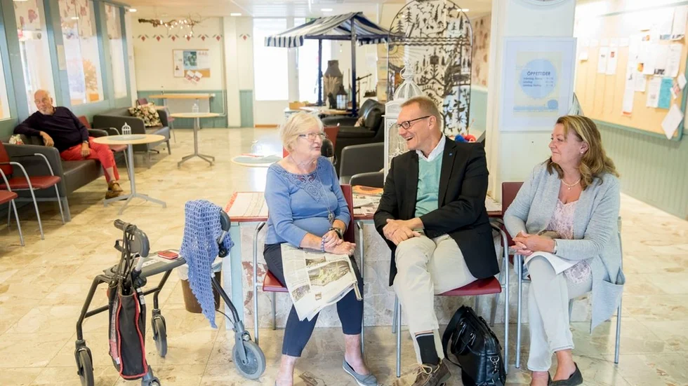 Vård- och äldrefrågor intresserar Joha Frondelius som nu föreslås få en presidiepost i vård- och omsorgsnämnden. På bilden, tagen under valrörelsen, syns han tillsammans med Marianne Dahlander och sin partikamrat Marian Loley.