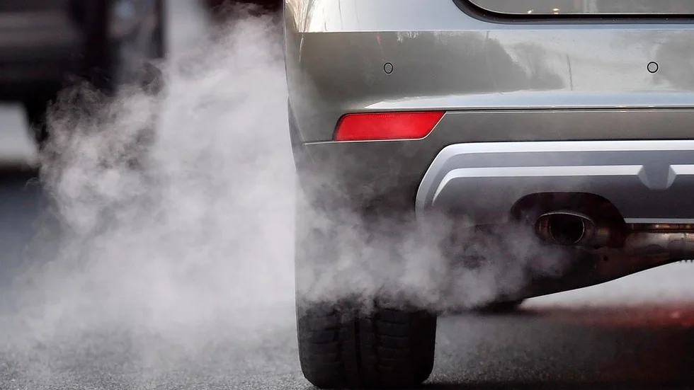 "Bensin och diesel gynnas med en skattesänkning på 6 miljarder kronor. Utsläppen kommer att öka rejält", skriver Björn Åslund, klimatambassadör, MP Sörmland.