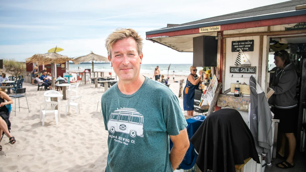 Pelle Svedjer vet att han kan låta bitter när han diskuterar strandskyddsdispensen, men han tycker att situationen är sur. ”Du ser ju själv, hur stor del av stranden tar jag egentligen i anspråk? Ingenting. Det blir lite skrattretande”, säger han. 