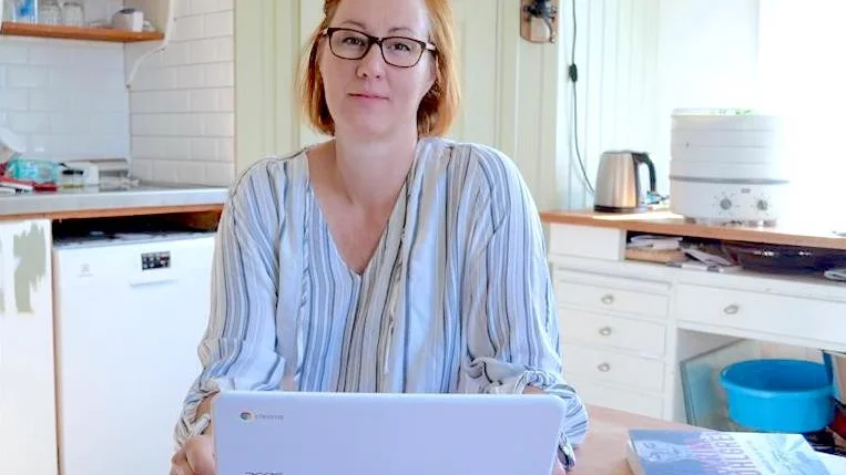 Ulrika Nohlgren, gör sin skönlitterära debut med boken "Handlöst blev ditt fall". Boken har hon skrivit på nätter, kvällar och helger i flera år.