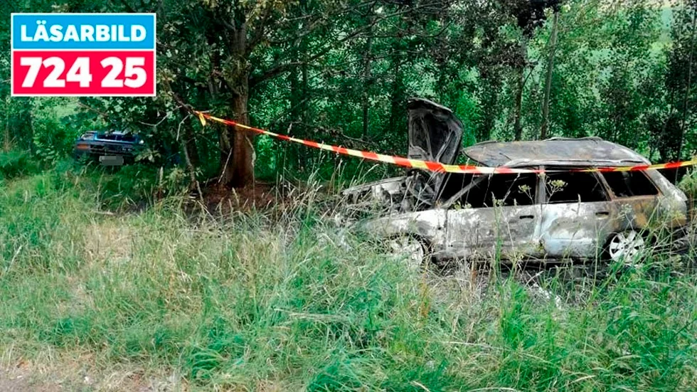 Två bilar har enligt polisen stått en längre tid på platsen. Natten till lördag brann den ena av dem.