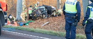 Personbil har kört in i träd – en fastklämd
