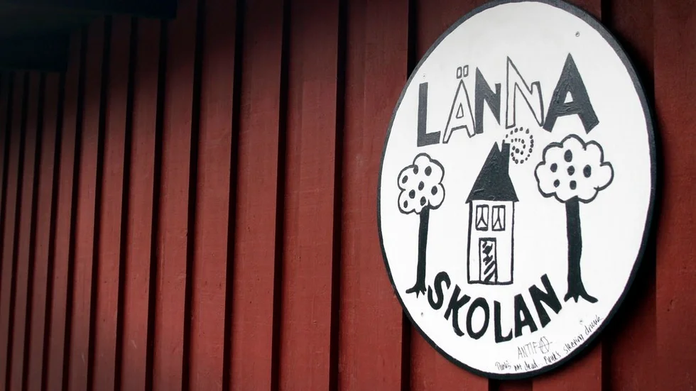 Beslutet om att lägga ned bland annat Länna skola tas om.