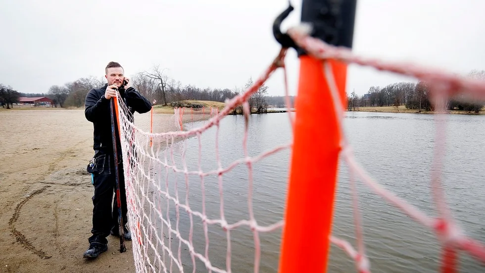 I våras placerades "skidstaket" ut vid stränder där kanadagässen tidigare gjort som mest skada för badvattnet. Det tycks ha gett god effekt, enligt kommunen.